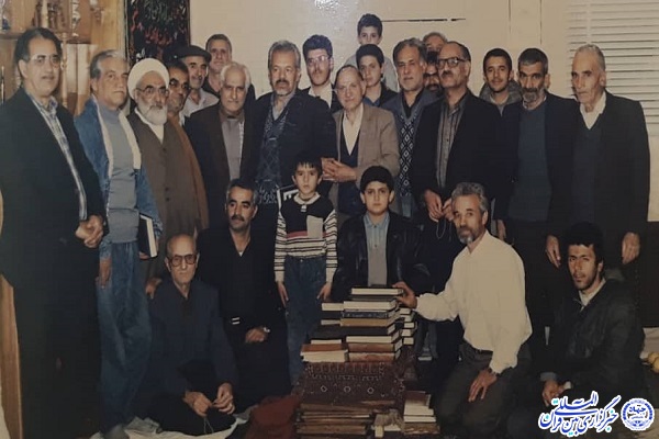 چند روز قبل در واپسین روز&zwnj;های سال، کرمانشاه یکی از اساتید قرآنی برجسته خود را از دست داد کسی که با خدمتش در راه اعتلای پرچم قرآن و عترت توانست چهره&zwnj;های برجسته&zwnj;ای از استان کرمانشاه را به جامعه قرآنی کشور معرفی کند او استاد &laquo;کیومرث حسینی&raquo; است.