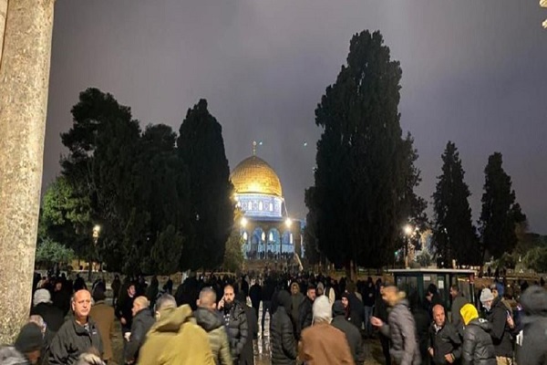 حضور هزاران فلسطینی در نماز صبح مسجدالاقصی