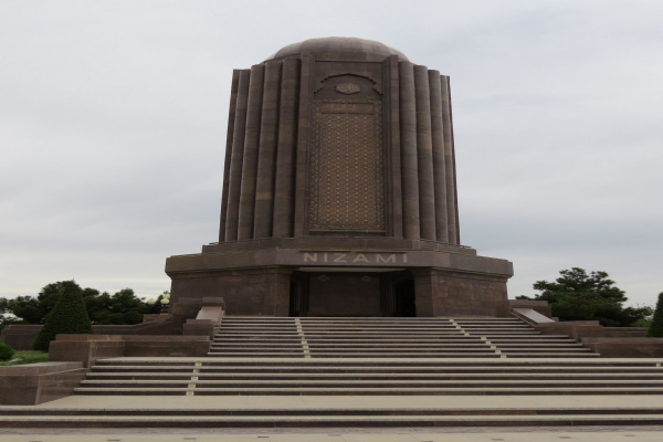 آرامگاه نظامی گنجوی