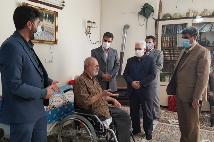 دیدار مدیرکل بنیاد شهید استان همدان با خانواده شهدا و جانبازان تویسرکان