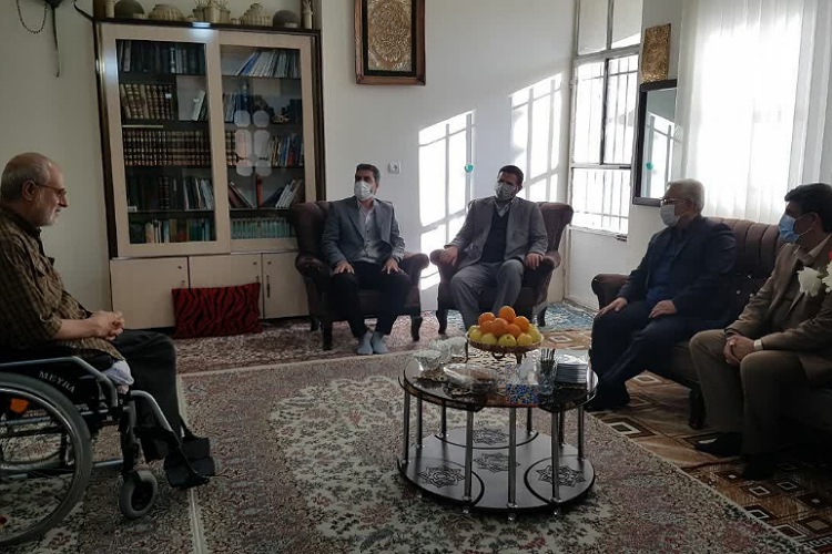 دیدار مدیرکل بنیاد شهید استان همدان با خانواده شهدا و جانبازان تویسرکان