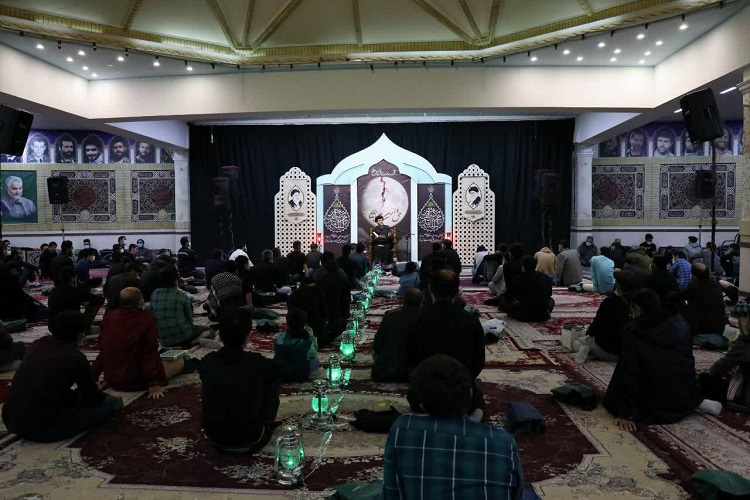 عکس | احیای شب قدر در امامزاده عبدالله همدان