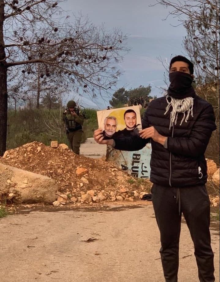 عکس | اقدام جالب جوان فلسطینی در مقابل سربازان صهیونیستی