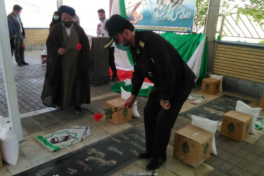 ۵۰۰ بسته غذایی در بین نیازمندان ملایری توزیع میشود ۵۰۰ بسته غذایی در بین نیازمندان ملایری توزیع میشود