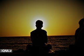 عکس | برپایی محفل خانوادگی قرائت قرآن در ساحل دریای خلیج فارس