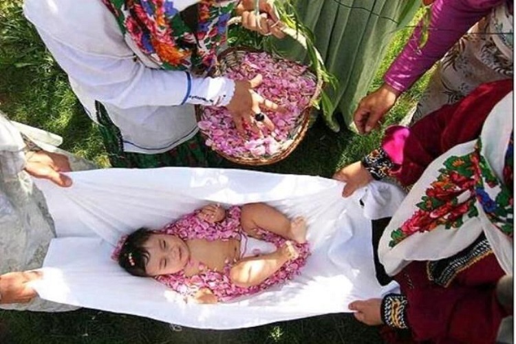 آیین گل&zwnj;غلتان دامغان مستند تلویزیونی شد