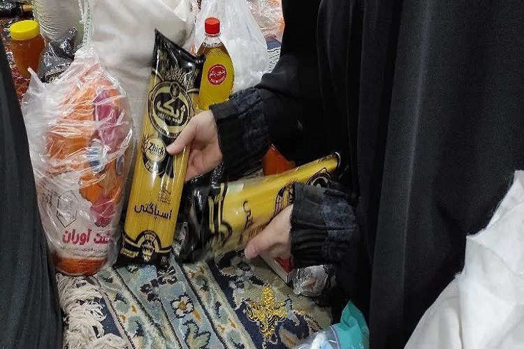 توزیع 50 بسته معیشتی در بین نیازمندان + عکس