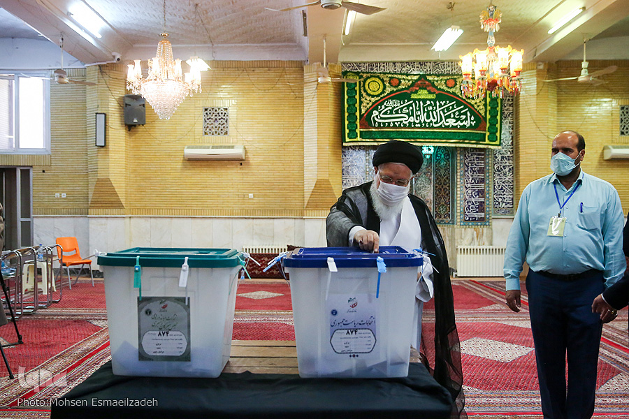 آیت&zwnj;الله علم&zwnj;الهدی رأی خود را به صندوق انداخت