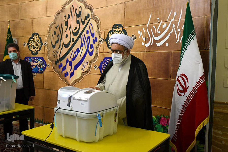 تولیت آستان قدس رضوی رأی&zwnj; خود را به صندوق انداخت