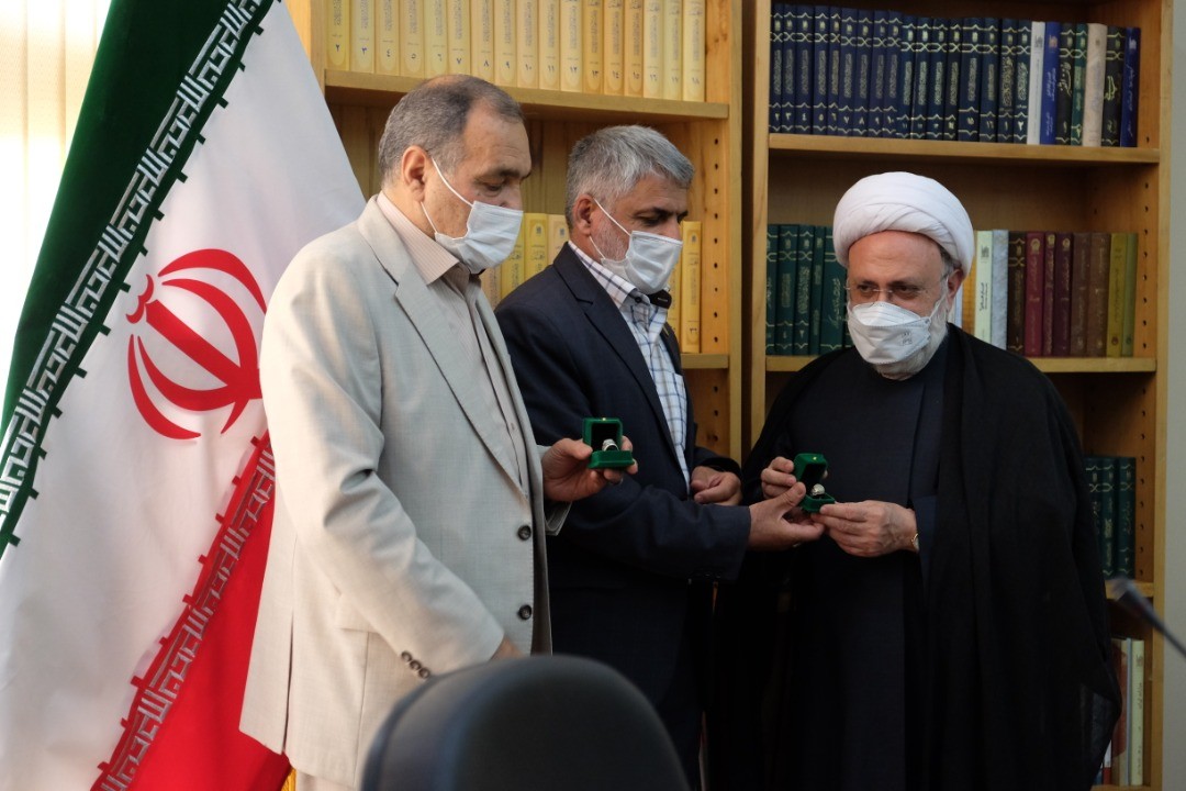 انگشتر منقش به تصاویر شهدای مقاومت به موزه حرم مطهر رضوی اهدا شد
