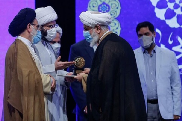 تبریک نماینده ولی فقیه در خوزستان به دو مبلغ خوزستانی برگزیده &laquo;نشر خوبی&zwnj;ها&raquo;