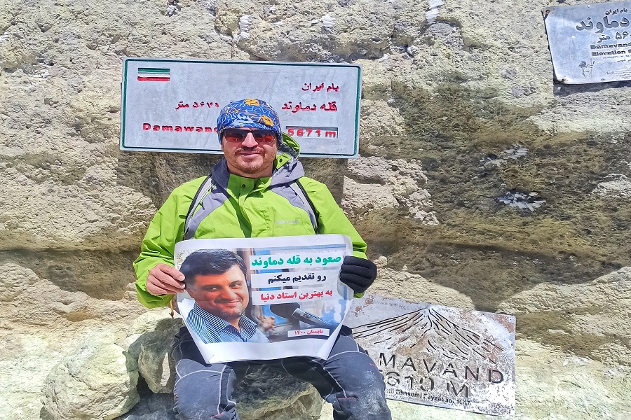 قاری کوهنورد ملایری صعودش به قله دماوند را به استاد پویا تقدیم کرد