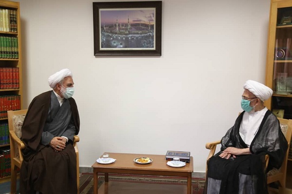 تأکید مراجع عظام بر نقش حوزه‌ علمیه در ارتقاء جایگاه دستگاه قضایی/ مقابله قاطعانه با فساد