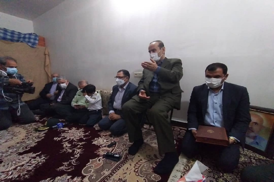 استاندار خوزستان با خانواده شهید پلیس راهور دزفول دیدار کرد استاندار خوزستان با خانواده شهید پلیس راهور دزفول دیدار کرد