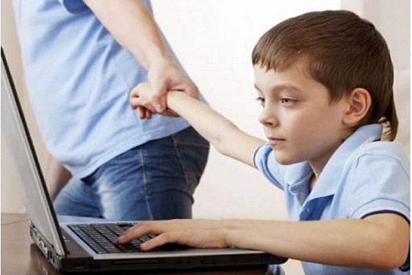 چگونه فرزندمان را از فضای مجازی بیرون بیاوریم + فیلم