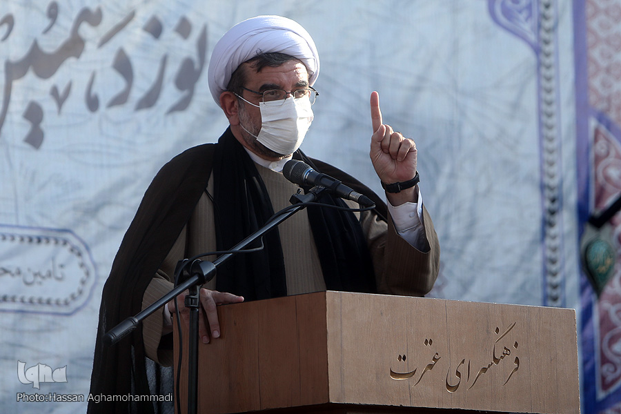پرچم عزای امام حسین(ع) در تهران به اهتزاز درآمد
