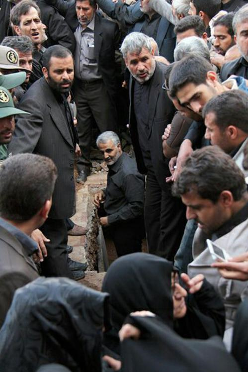 حاج قاسم این شهید را در قبر گذاشت
