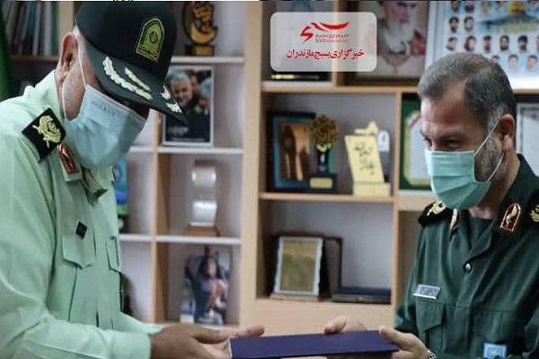 اعطای لوح سپاس فرمانده انتظامی به فرمانده سپاه کربلا