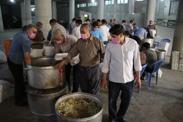 ارسالی/توزیع ۸۰۰۰ غذای متبرک رضوی همزمان به همت دارالقرآن اهل‌بیت(ع) خمینی‌شهر + عکس