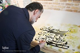 با قلم نقش عاشورا می‌زند