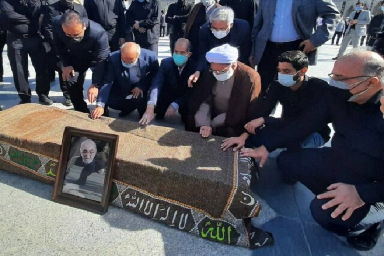 پیکر حاج حیدر رحیم&zwnj;پور ازغدی در حرم مطهر رضوی آرام گرفت
