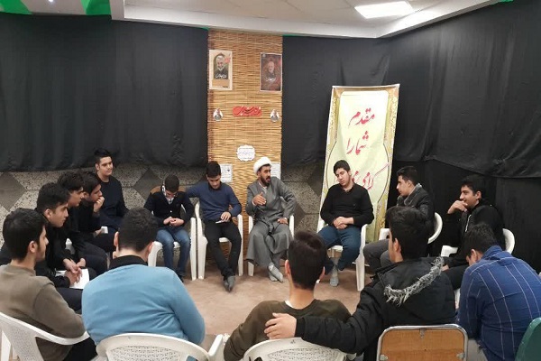 حضور روحانیون در بین دانش‌آموزان؛ از دلایل موفقیت مدرسه شهید مدنی در حوزه نماز