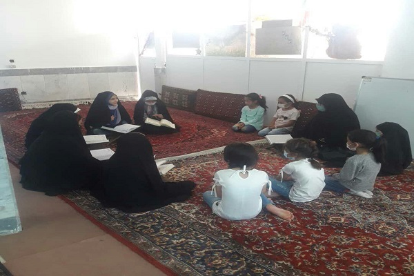 معلم قرآن پرتلاش این&zwnj;بار بزرگسالان روستا را پای کار حفظ قرآن آورده است