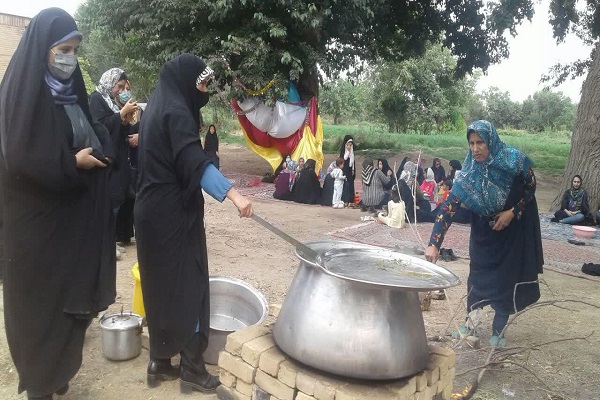 معلم قرآن پرتلاش این&zwnj;بار بزرگسالان روستا را پای کار حفظ قرآن آورده است