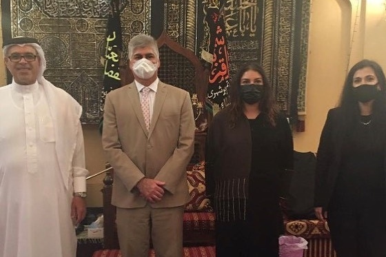 خشم بحرینیها از حضور هیئت آمریکایی در حسینیه شیعیان خشم بحرینیها از حضور هیئت آمریکایی در حسینیه شیعیان