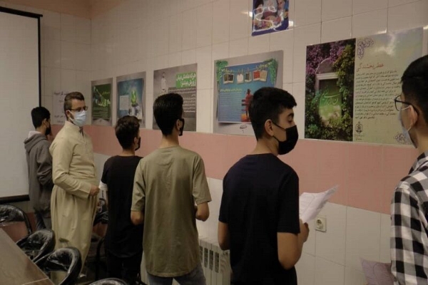 برپایی نمایشگاه عکس و پوستر 《مهر ماندگار》 در سردشت