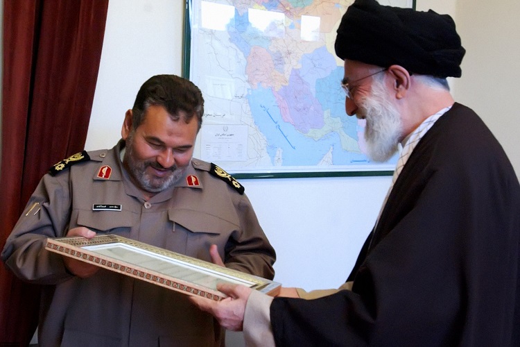 فیروزآبادی در کنار رهبری