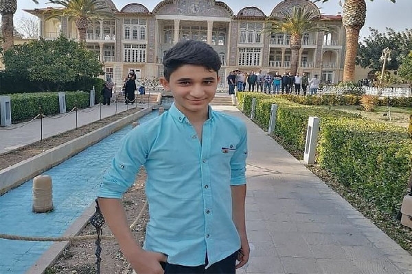 نامه دفتر مقام معظم رهبری مبنی بر شهید تلقی شدن علی لندی به خانواده وی تقدیم شد نامه دفتر مقام معظم رهبری مبنی بر شهید تلقی شدن علی لندی به خانواده وی تقدیم شد
