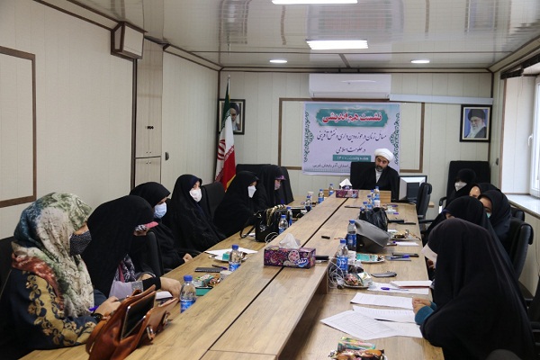 بانوان باید همراه مردان در همه مسائل فرهنگی، اجتماعی و سیاسی جامعه حضوری فعال داشته باشند