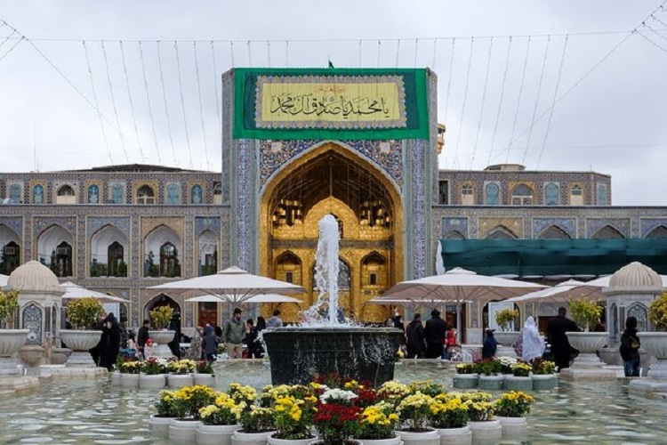 گل&zwnj;آرایی حرم رضوی در استقبال از میلاد پیامبر رحمت
