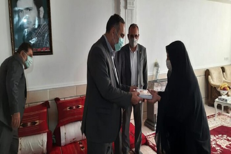 دیدار مدیرعامل شرکت مخابرات ایران با خانواده شهید یاسوجی