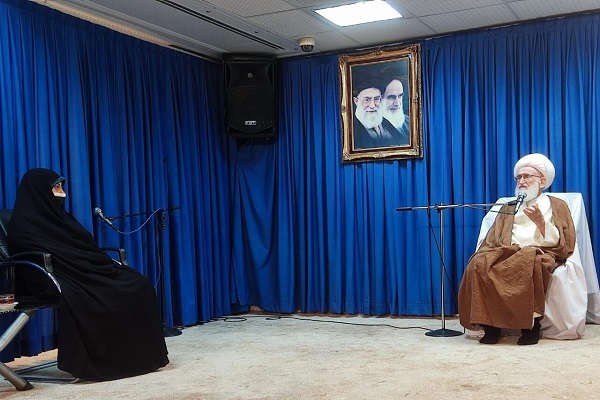 آیت&zwnj;الله العظمی نوری همدانی مرجع تقلید شیعیان انسیه خزعلی معاون رییس جمهوری در امور زنان و خانواده