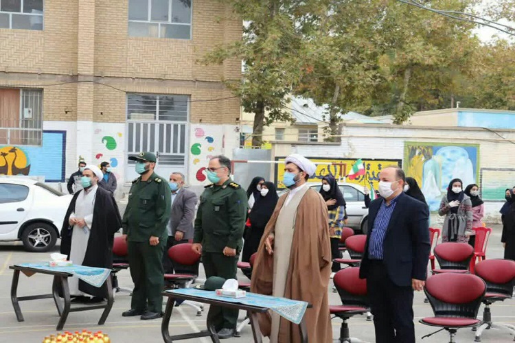 آیین نواختن زنگ استکبار ستیزی در مدرسه ملایر + عکس