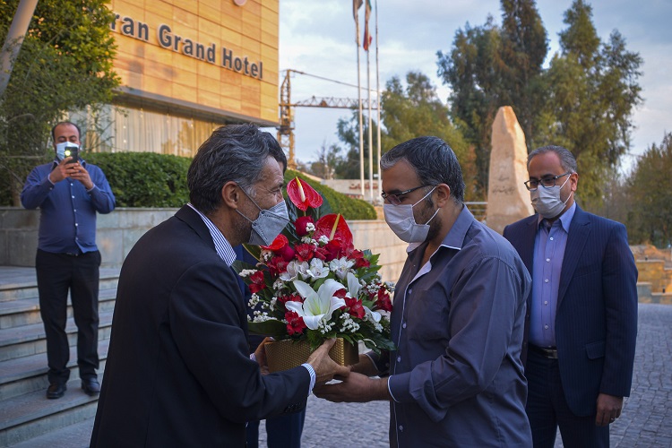 هتل چمران، عذرخواهی، سیلی به کارگر