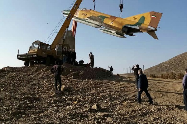 نصب ماکت هواپیما در ورودی ملایر به یاد 9 شهید خلبان این شهرستان