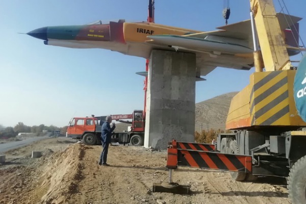 نصب ماکت هواپیما در ورودی ملایر به یاد 9 شهید خلبان این شهرستان
