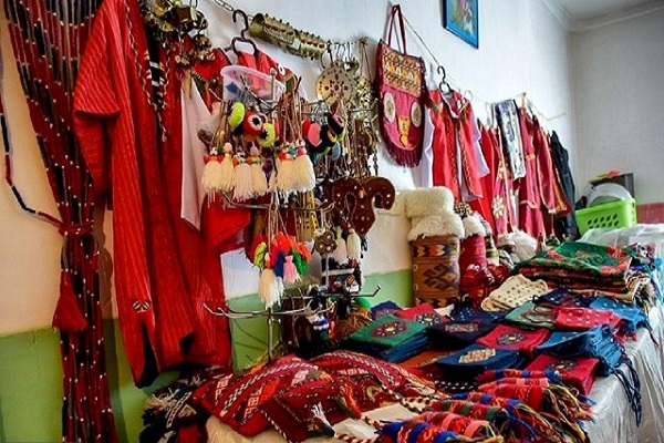 تجلیل از هنرمندان و فعالان بازارچه هفتگی صنایع‌دستی در زابل