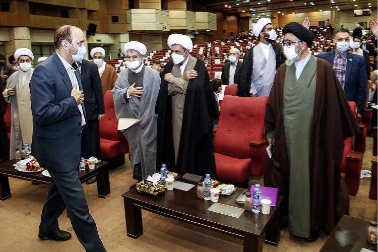 ملبس شدن ۳۶ طلبه در آذربایجان شرقی به لباس روحانیت+ عکس