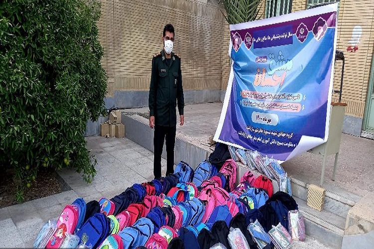 توزیع بستههای آموزشی بین دانش آموزان باشت توزیع بستههای آموزشی بین دانش آموزان باشت