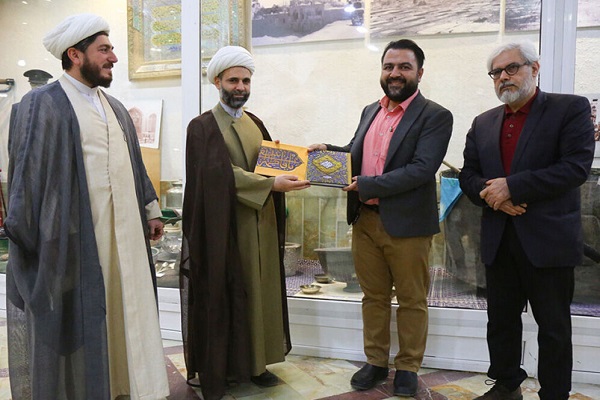 کتاب عکس &laquo;خواهر خورشید&raquo; در موزه فاطمی قم 