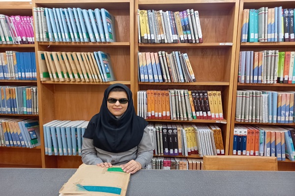 حمیده روحی نامقی مسئول بخش نابینایان کتابخانه میر فندرسکی گرگان