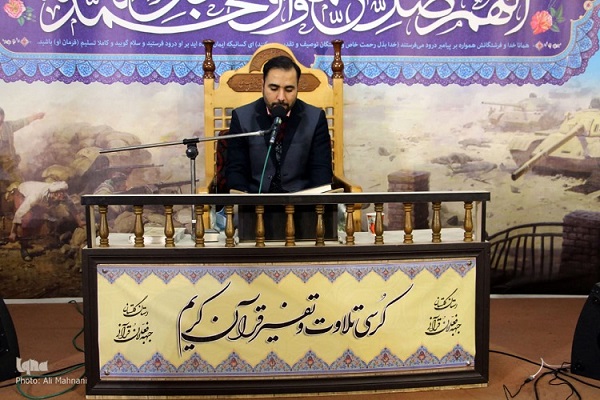 استاد ابراهیم جهش قاری استانی  در کرسی تلاوت و تفسیر قرآن
