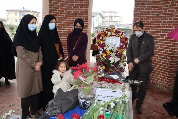 ادای احترام مدیرکل و کتابداران کتابخانه‌های عمومی گیلان به مقام میرزاکوچک جنگلی