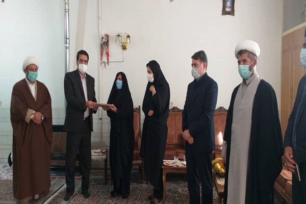 تجلیل از مادر شهید مدافع سلامت سیرجانی