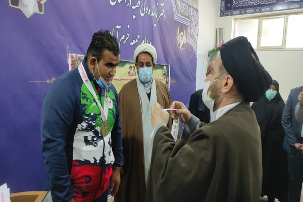 اهدای مدال طلای قهرمان لرستانی به شهیدان سلیمانی و بهرامی 