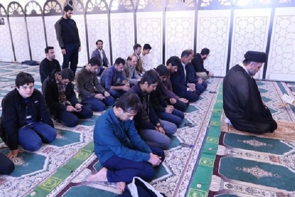 اقامه نماز جماعت در دانشگاه علوم پزشکی لرستان